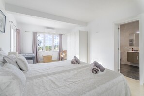 4 bedrooms, iron/ironing board, free WiFi