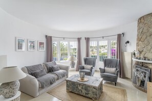 Televisie en een open haard