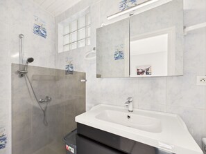 Shower - Pretty yellow-shutter house w/ terrace for 6 (La Tranche-sur-Mer)