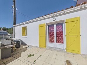 Exterior detail - Pretty yellow-shutter house w/ terrace for 6 (La Tranche-sur-Mer)