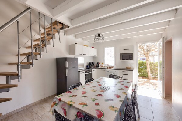 Fridge, microwave, oven, coffee/tea maker