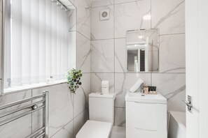Standard House, Private Bathroom (3 Bedroom House) | Bathroom - Vichy - Strathcona Suites, 3 Beds Houses in Wavertree (Liverpool)