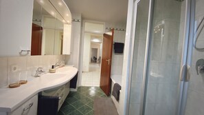 Badewanne, Haartrockner, Handtücher