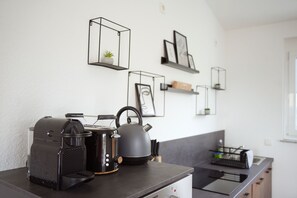 Frigorífico, horno, placa de cocina y lavavajillas