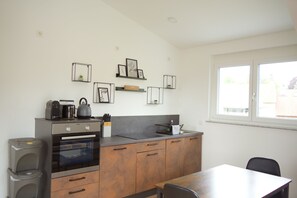 Kjøleskap, ovn, kokeplater og oppvaskmaskin