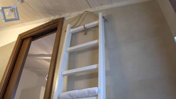 Camera Classic, letti multipli, vista città | Bagno | Doccia, asciugacapelli, bidet, asciugamani