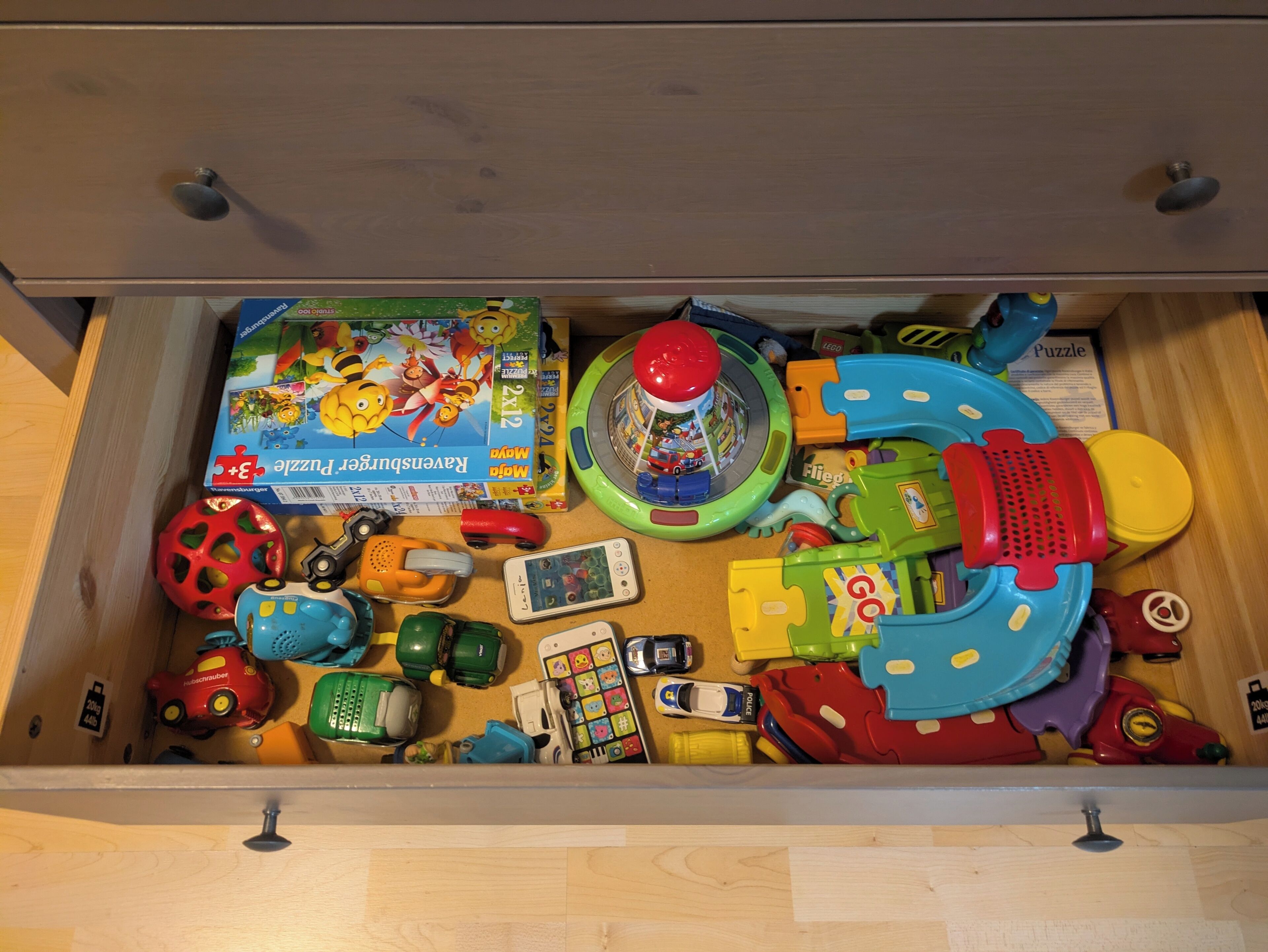 Un tiroir rempli de jouets et de jeux de puzzle pour enfants.