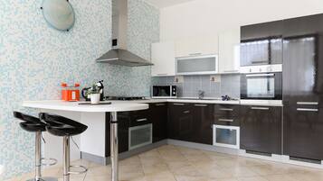 Refrigerador, microondas, horno, placa de cocina