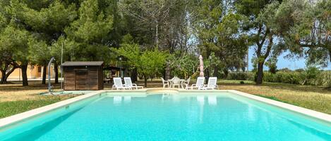 Una piscina al aire libre de temporada