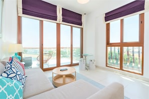 Apartment (0 Bedroom) | Living area | 50-cm plasma TV with satellite channels, TV - Luxurious Studio With Breath-taking Palm Views (Dubai)