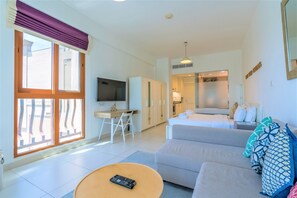 Appartement (0 Bedroom) | Woonruimte | Een 50-cm plasmatelevisie met satellietzenders en een televisie