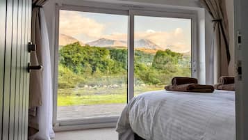 Cottage | 4 bedrooms, individually decorated, individually furnished, free WiFi