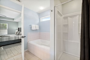 Combined shower/tub, towels
