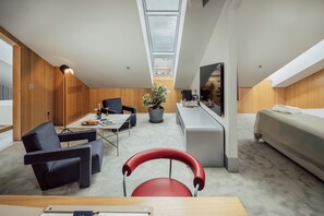 Deluxe Studio Suite | Minibar, in-room safe, desk, laptop workspace - Met Boutique Hotel (Zagreb)