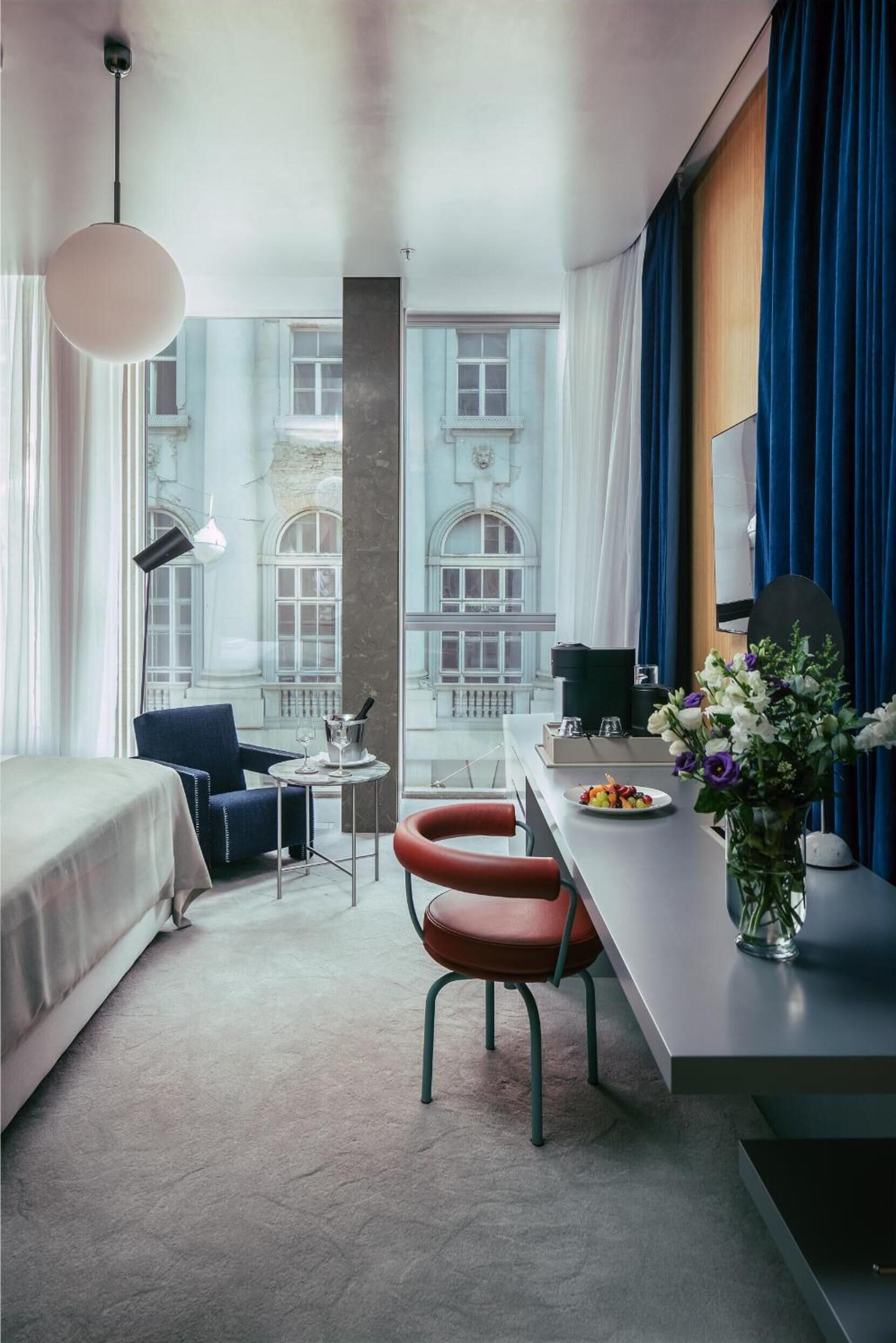 Minibar, két bảo mật tại phòng, bàn 