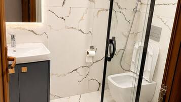 Appartement Élite, 1 chambre, vue partielle sur le lac | Salle de bain | Douche, pantoufles, serviettes fournies