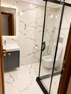 Elite-Apartment, 1 Schlafzimmer, eingeschrÀnkter Seeblick | Badezimmer