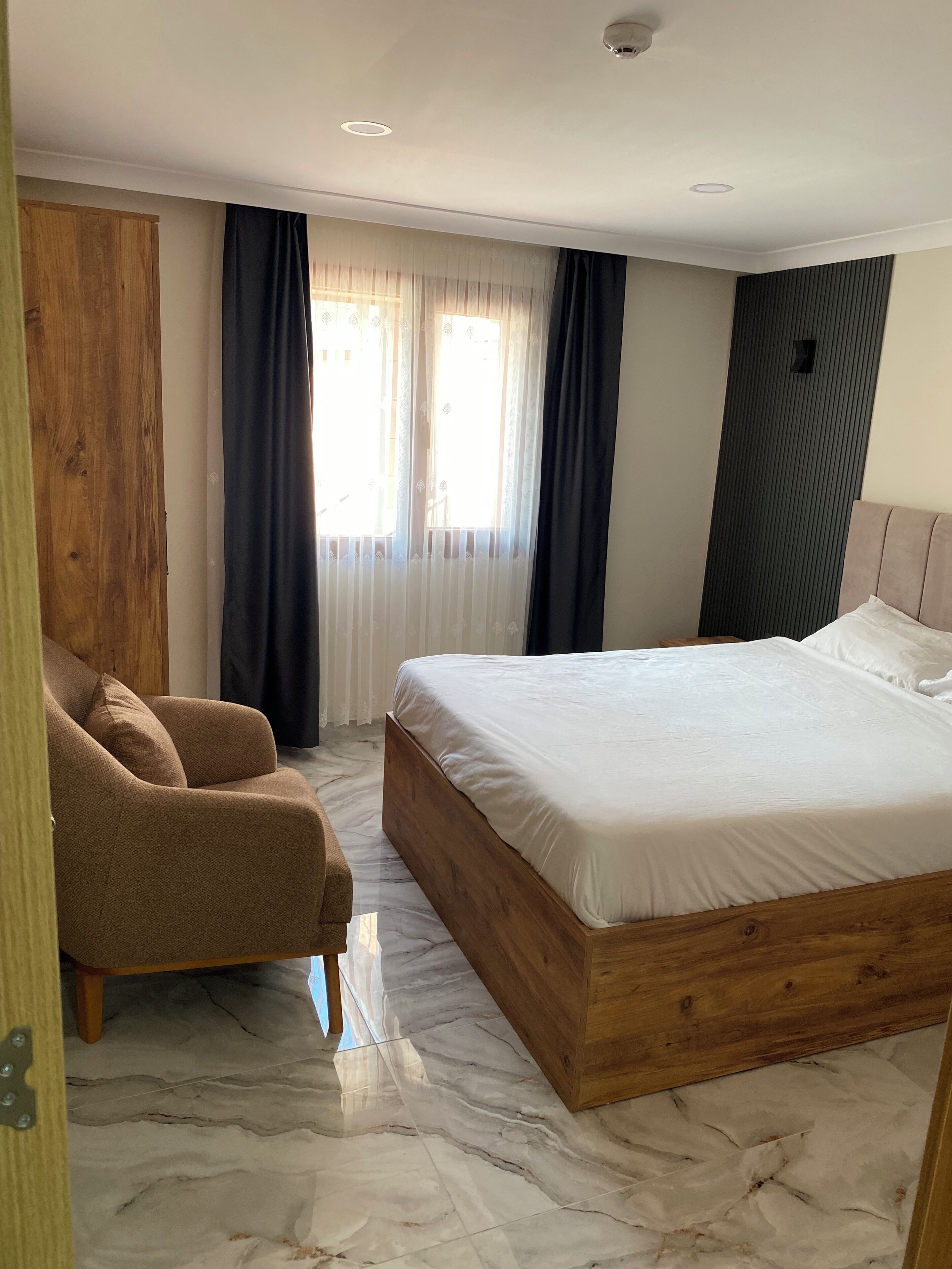 Ropa de cama de alta calidad, escritorio y wifi gratis 