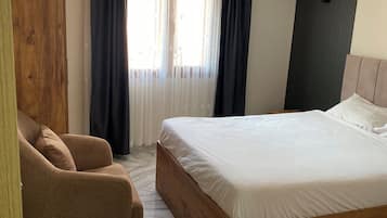 Ropa de cama de alta calidad, escritorio y wifi gratis
