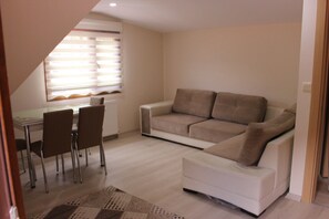 Departamento panorámico | Área de sala de estar | Televisión LED de 40 pulgadas con canales vía satélite