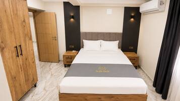 Panoramic Apartment | Premium bedding, desk, free WiFi
