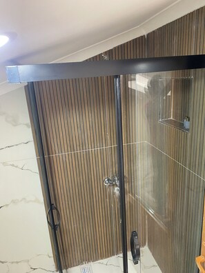 Exclusive-Loft, Seeblick | Badezimmer | Dusche, Hausschuhe, Handtücher
