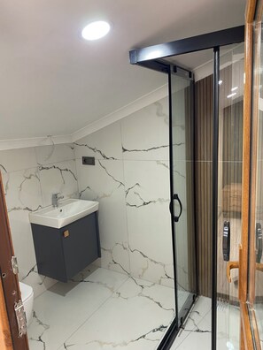 Loft exclusivo, vista para o lago | Banheiro | Chuveiro, chinelos, toalhas de banho 