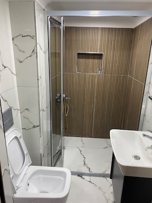 Appartement Confort, 1 chambre | Salle de bain | Douche, chaussons, serviettes fournies