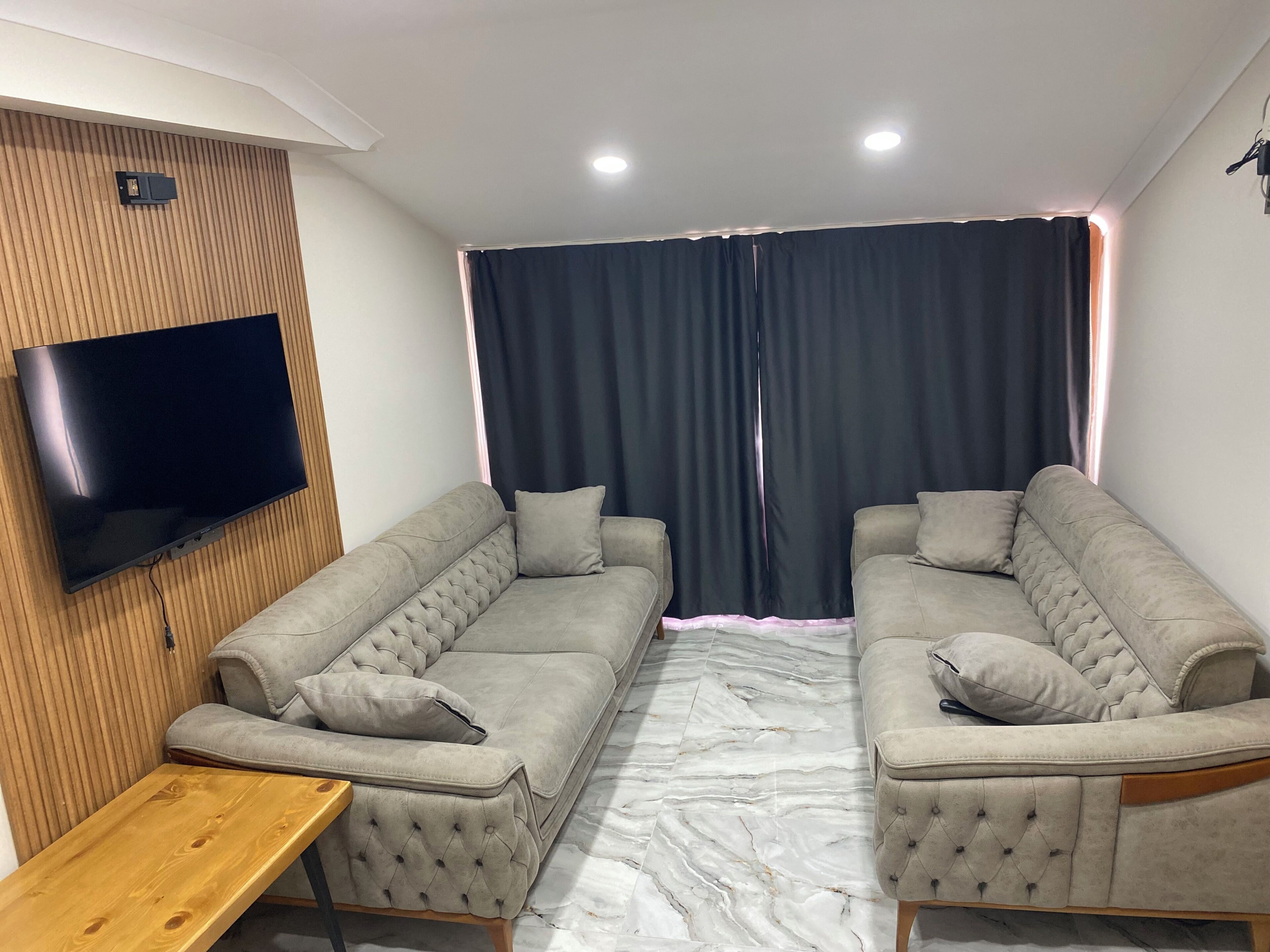 Appartamento Elite, 1 camera da letto, vista lago parziale | Area soggiorno | TV LED 40 pollici con canali satellitari