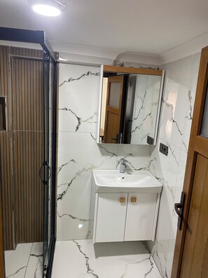 Comfort Apartment, 1 Bedroom | Bathroom | Shower, slippers, towels