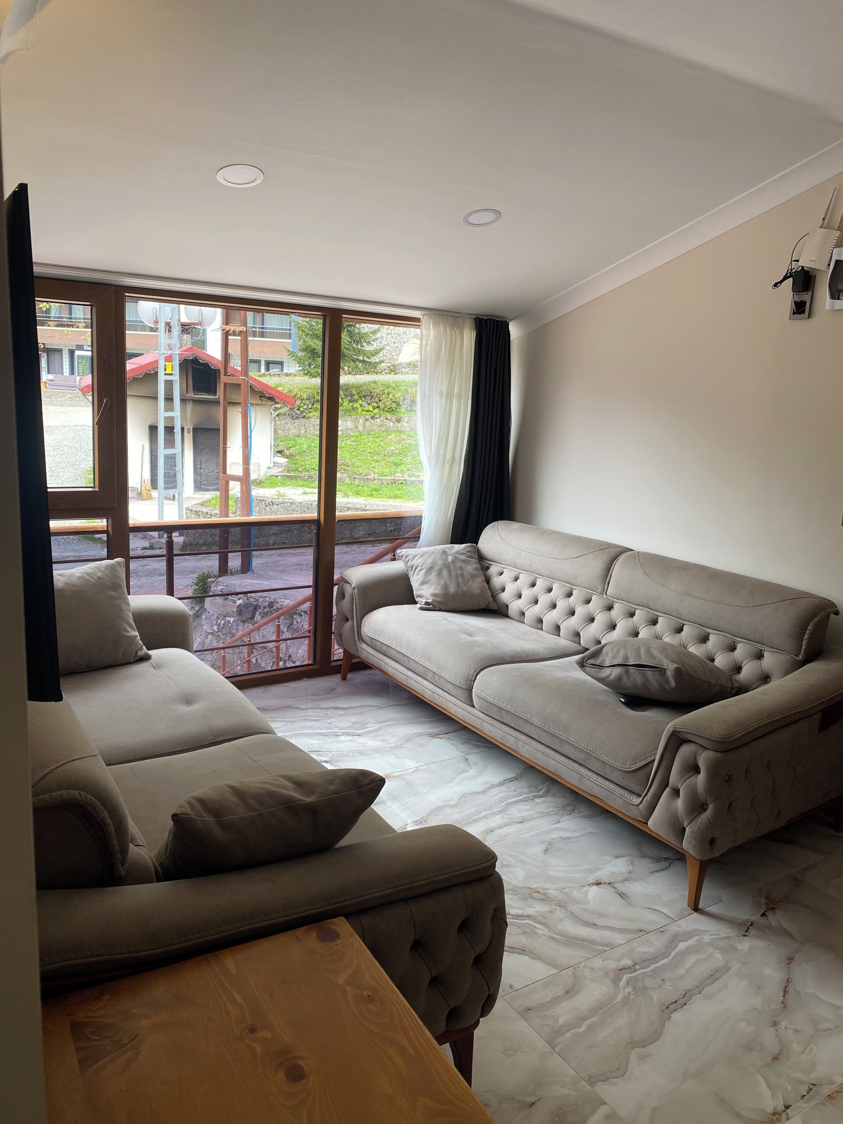 Appartamento Elite, 1 camera da letto, vista lago parziale | Area soggiorno | TV LED 40 pollici con canali satellitari