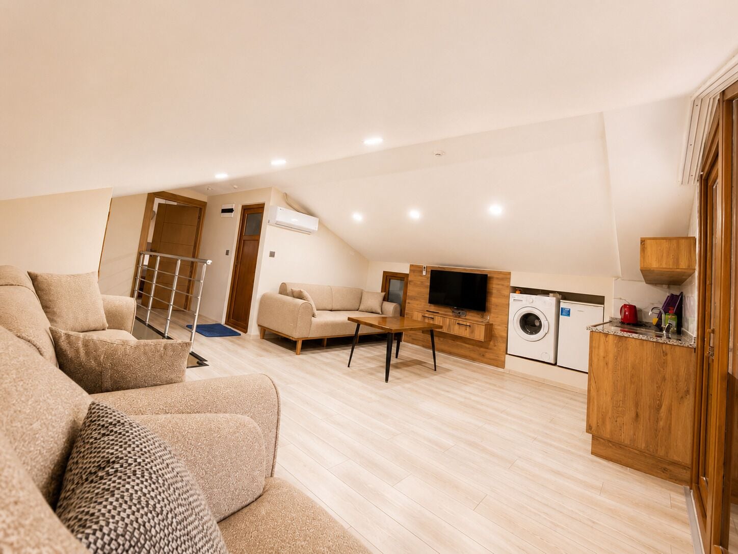 Exclusive Loft, Lake View | Living area | 40-inch LED TV with satellite channels