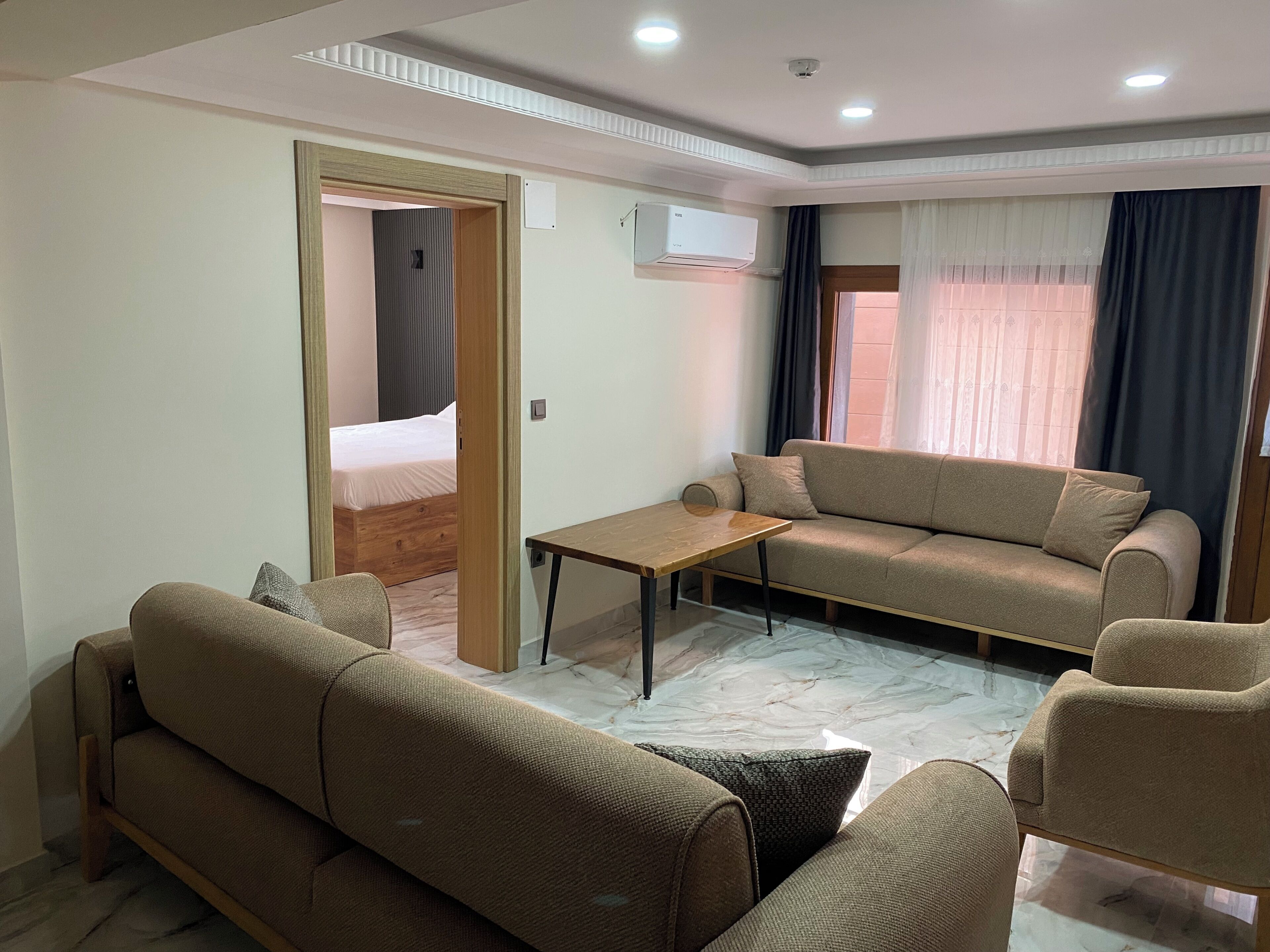 Comfort Apartment, 1 Bedroom | Ruang tamu | 40 inci televisyen LED dengan satelit 