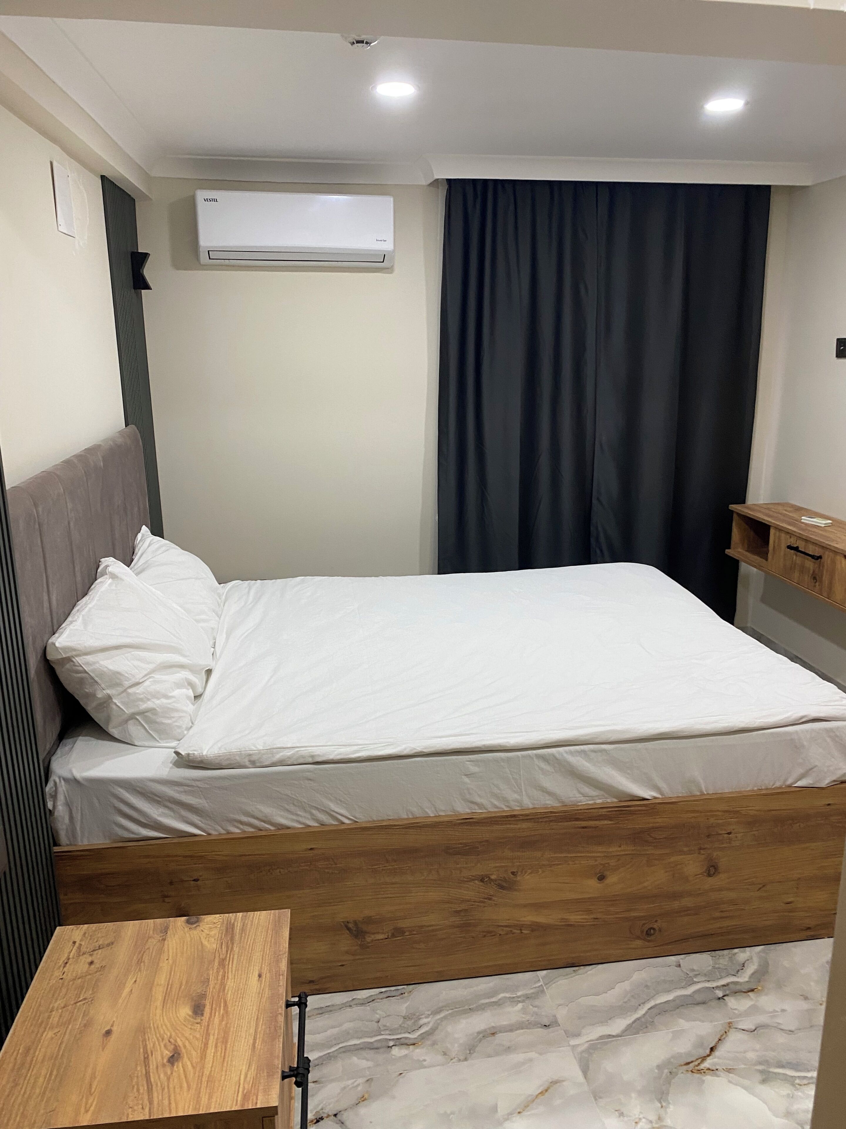 Premium bedding, desk, free WiFi