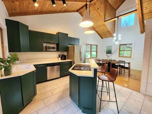 Fridge, microwave, stovetop, dishwasher - Private Fun Barn~Hot Tub~Pool Table~Karaoke (Circleville)