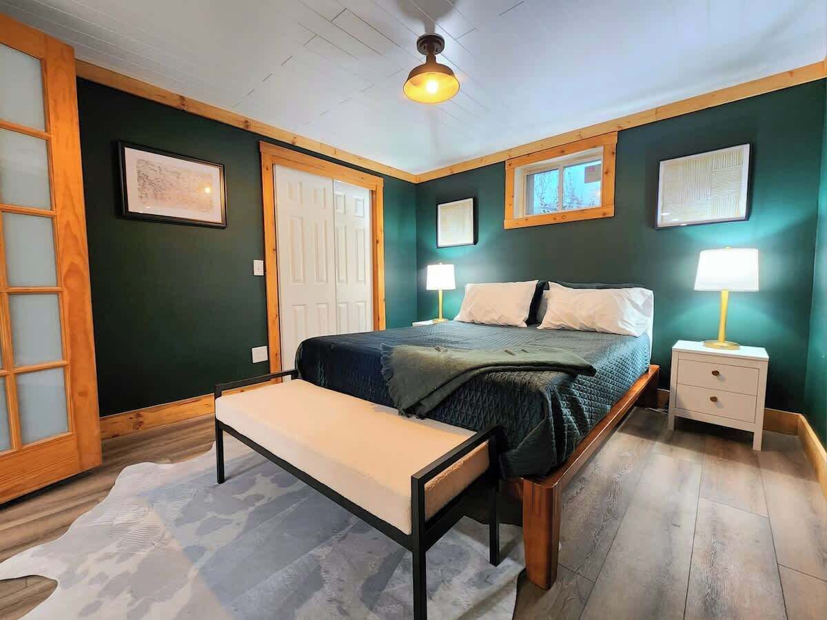 5 soverom, skrivebord, strykejern/-brett og reiseseng for barn