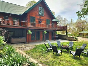 Outdoor dining - Private Fun Barn~Hot Tub~Pool Table~Karaoke (Circleville)