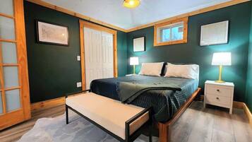 5 bedrooms, desk, iron/ironing board, travel crib