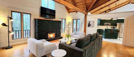 TV, peis, fotballspill og stereoanlegg