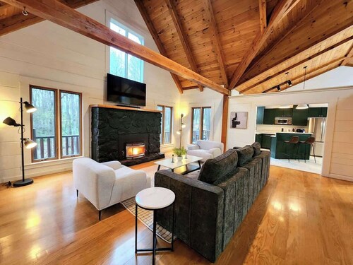 Private Fun Barn~Hot Tub~Pool Table~Karaoke