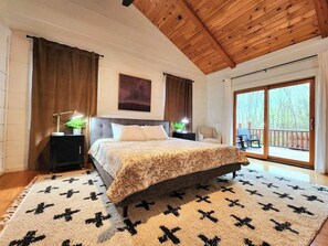 5 bedrooms, desk, iron/ironing board, travel cot - Private Fun Barn~Hot Tub~Pool Table~Karaoke (Circleville)