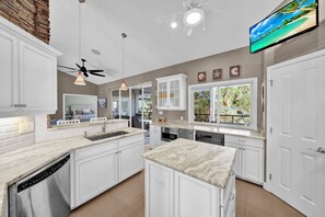 Fridge, microwave, oven, stovetop - Paradise Point: Beautiful Pool Home in Beachview! (Sanibel)