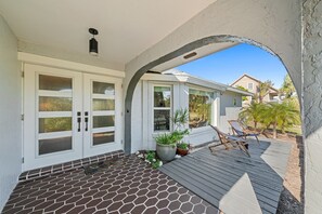 Terrace/patio - Shell Haven: Updated Pool Home, Golf Cart, Dogs OK (Sanibel)