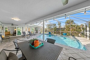 A heated pool - Shell Haven: Updated Pool Home, Golf Cart, Dogs OK (Sanibel)