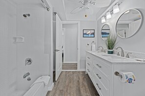 Combined shower/bathtub, hair dryer, towels - Shell Haven: Updated Pool Home, Golf Cart, Dogs OK (Sanibel)