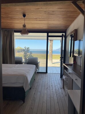 Habitación Deluxe, vista al mar | Ropa de cama de alta calidad, minibar y escritorio