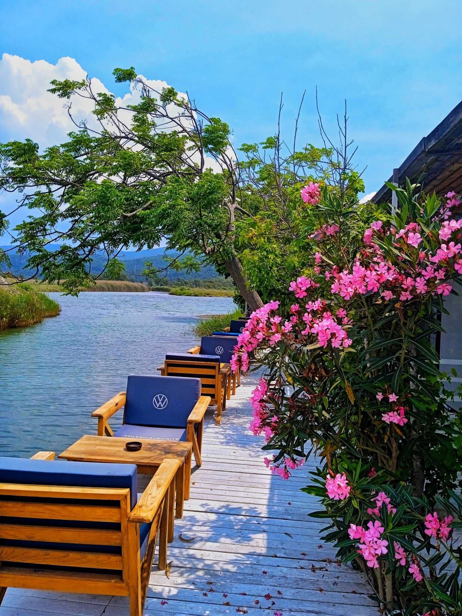 Habitación Deluxe, vista al río | Ropa de cama de alta calidad, minibar y escritorio 