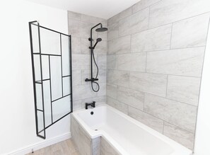 Hair dryer, towels, toilet paper - No 10 Apartments, Apartment Three (Blackpool)
