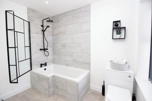 Hårføner, håndklær og toalettpapir