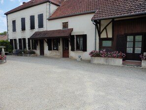 ด้านหน้าที่พัก